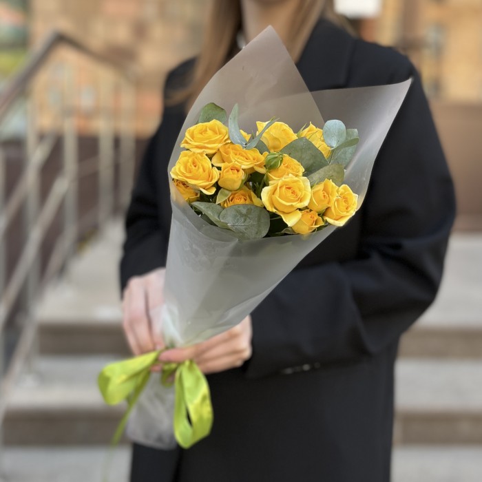 Комплимент желтых кустовых роз 40 см