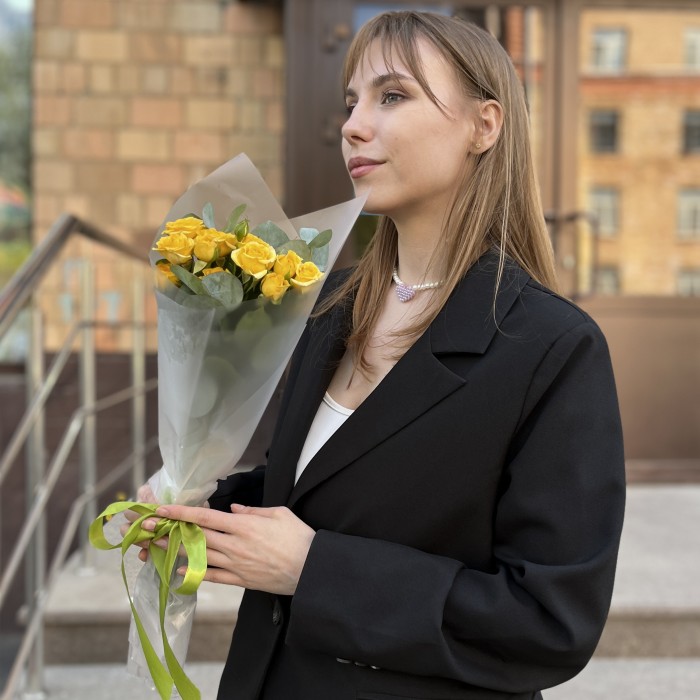 Комплимент желтых кустовых роз 40 см