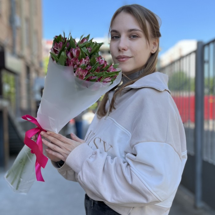 9 малиновых Альстромерий