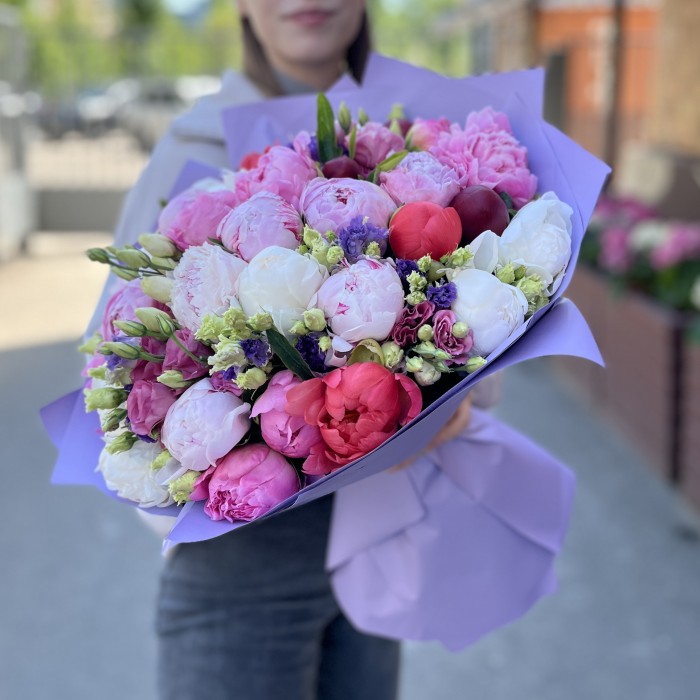 Большой букет из ярких пионов и эустом MIX