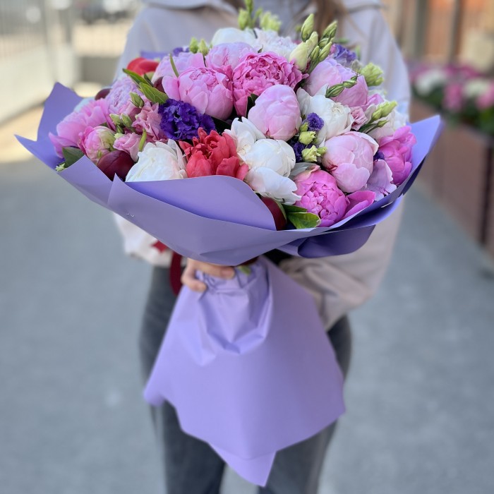 Большой букет из ярких пионов и эустом MIX