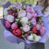 Большой букет из ярких пионов и эустом MIX