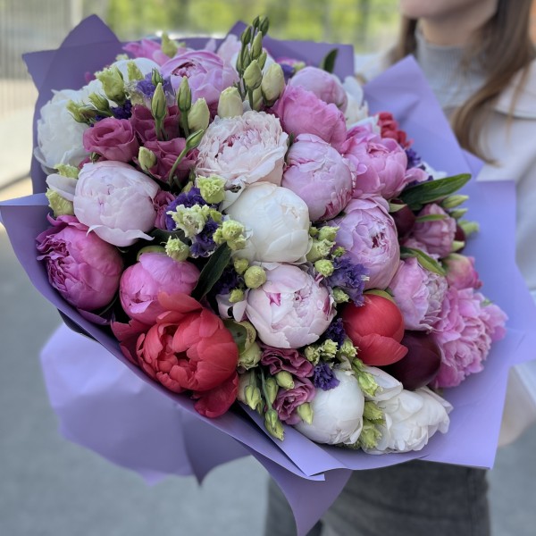 Большой букет из ярких пионов и эустом MIX