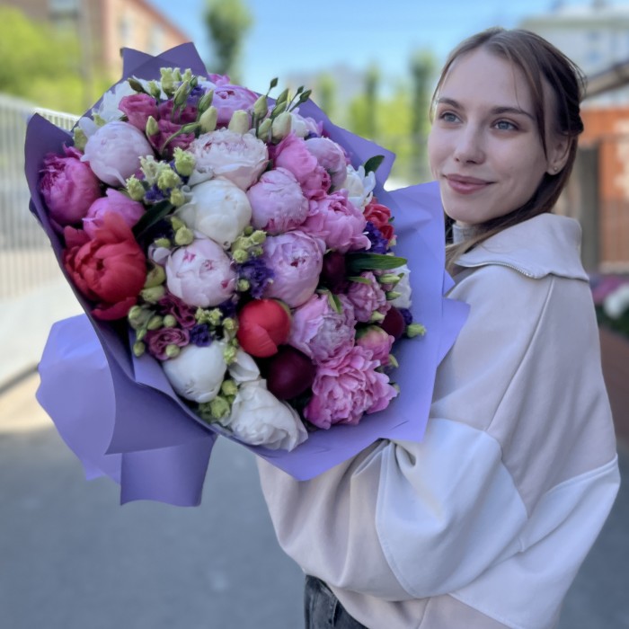 Большой букет из ярких пионов и эустом MIX