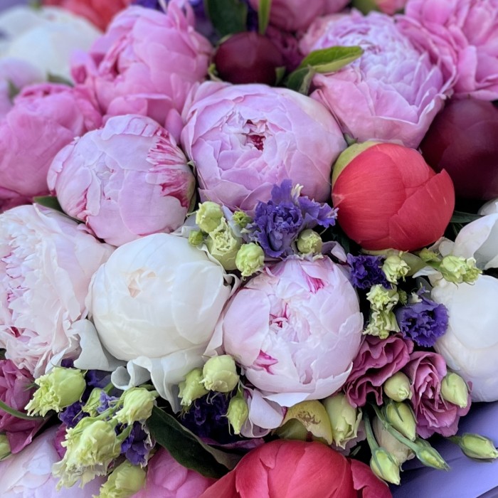 Большой букет из ярких пионов и эустом MIX