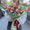 Букет из 11 бело-розовых калл с эвкалиптом