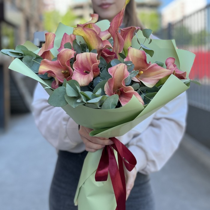 Букет из 11 бело-розовых калл с эвкалиптом