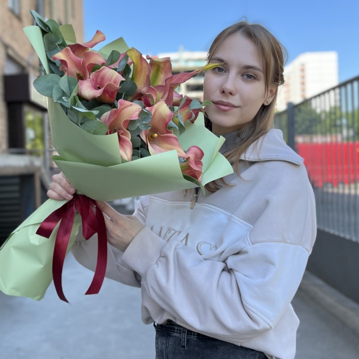 Букет из 11 бело-розовых калл с эвкалиптом