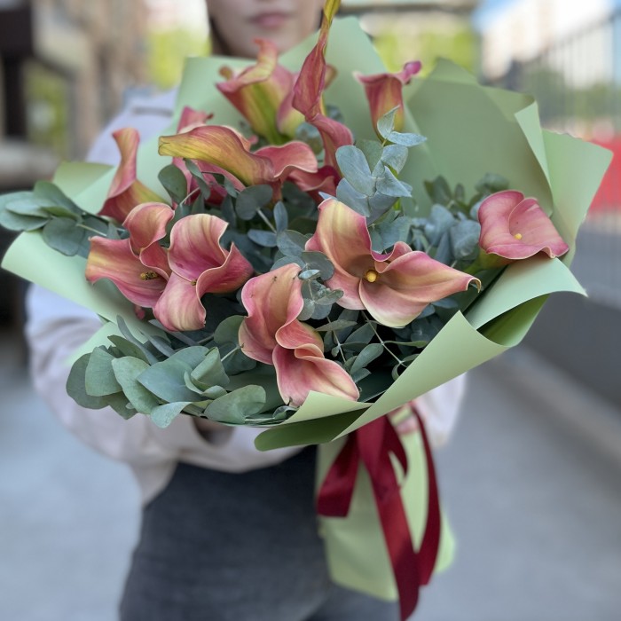 Букет из 11 бело-розовых калл с эвкалиптом