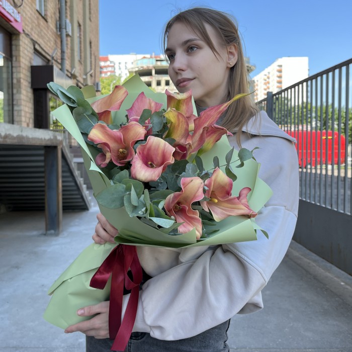 Букет из 11 бело-розовых калл с эвкалиптом