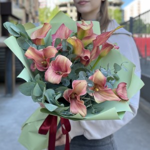 Букет из 11 бело-розовых калл с эвкалиптом Букет из 11 бело-розовых калл с эвкалиптом