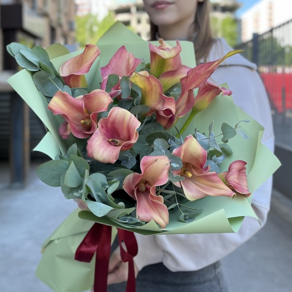 Букет из 11 бело-розовых калл с эвкалиптом