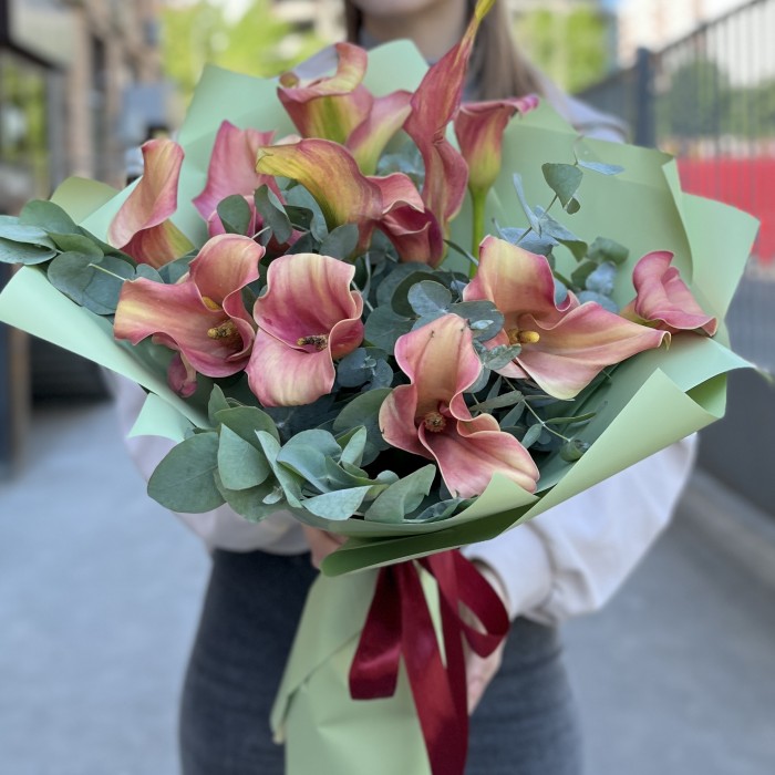 Букет из 11 бело-розовых калл с эвкалиптом