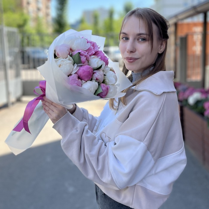 Букет из 15 нежных пионов MIX