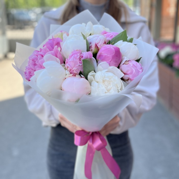Букет из 15 нежных пионов MIX