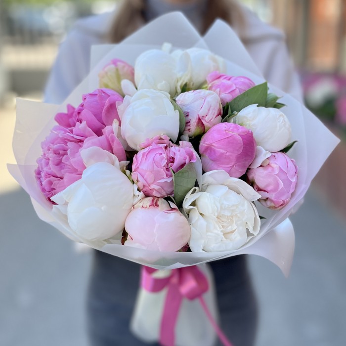 Букет из 15 нежных пионов MIX
