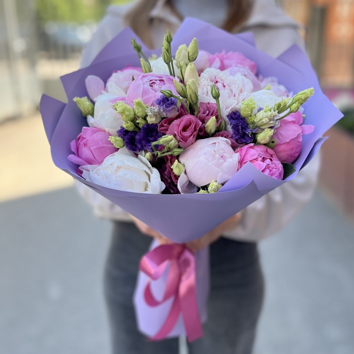 Букет из 15 нежных пионов и эустом MIX