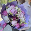 Букет из 15 нежных пионов и эустом MIX