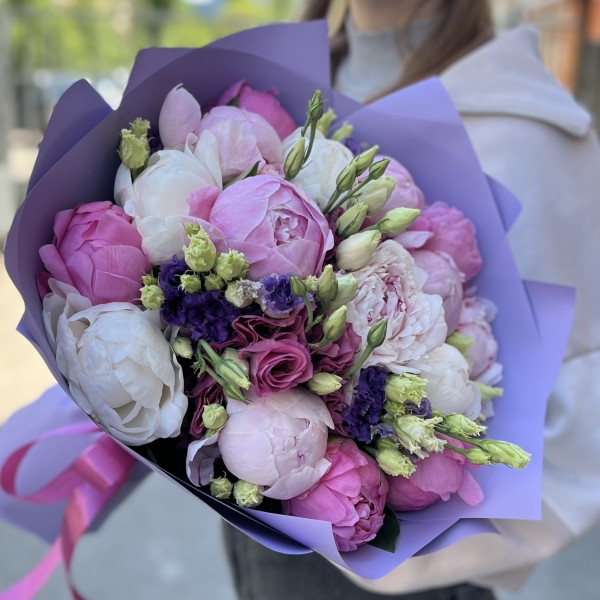 Букет из 15 нежных пионов и эустом MIX
