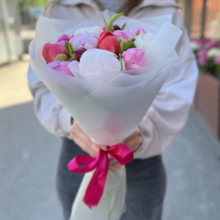 Букет из 15 ярких пионов MIX