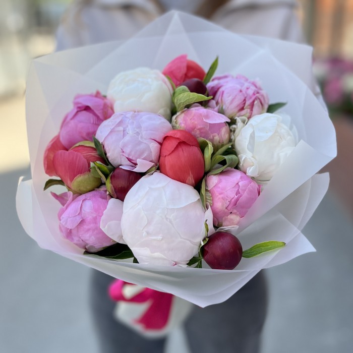 Букет из 15 ярких пионов MIX