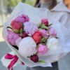 Букет из 15 ярких пионов MIX