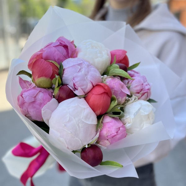 Букет из 15 ярких пионов MIX