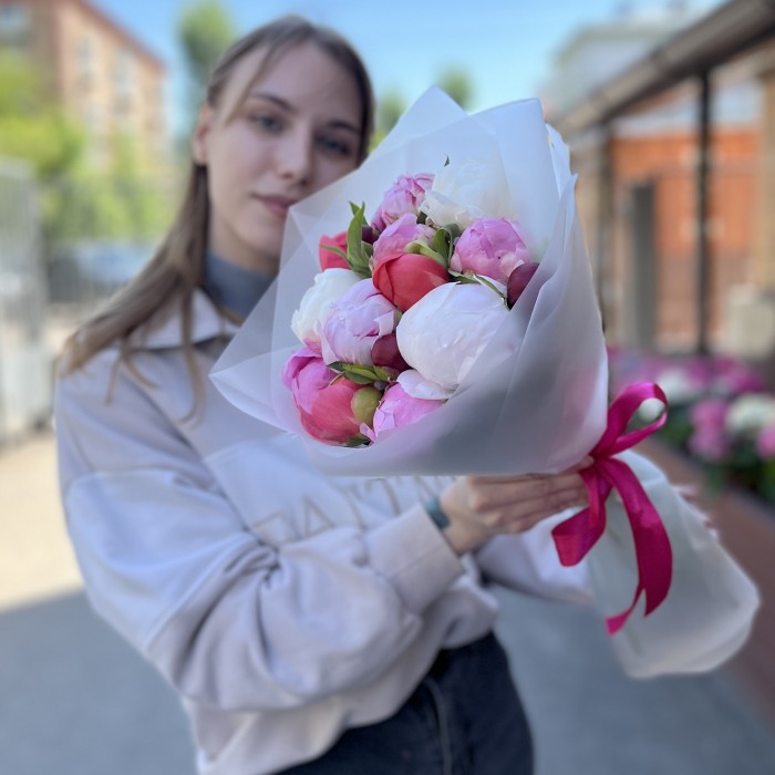 Букет из 15 ярких пионов MIX