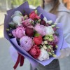 Букет из 15 ярких пионов и эустом MIX