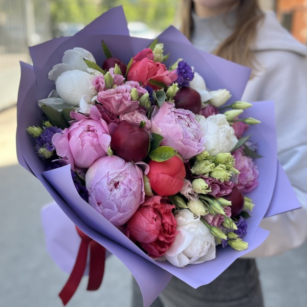 Букет из 15 ярких пионов и эустом MIX