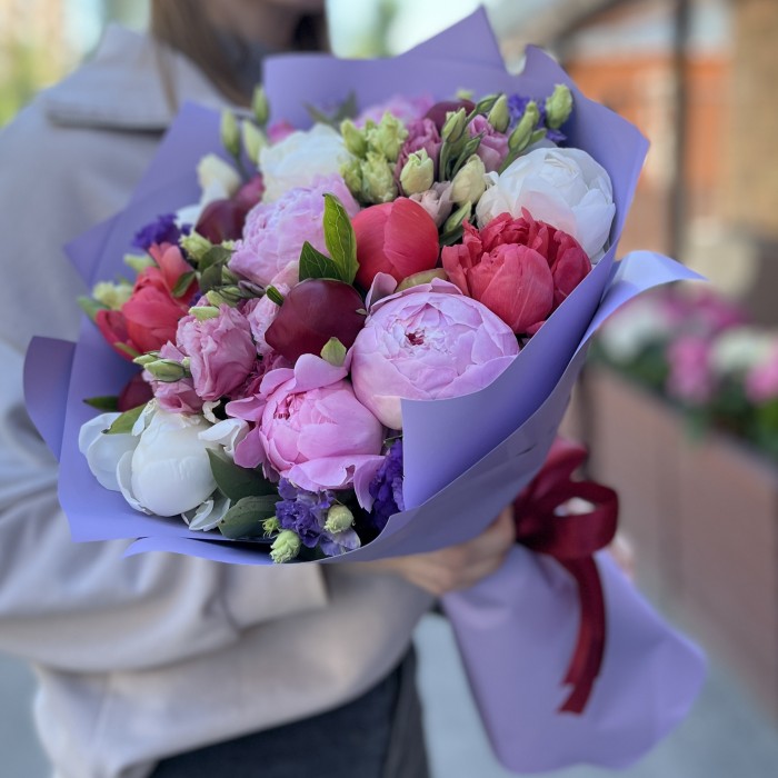 Букет из 15 ярких пионов и эустом MIX