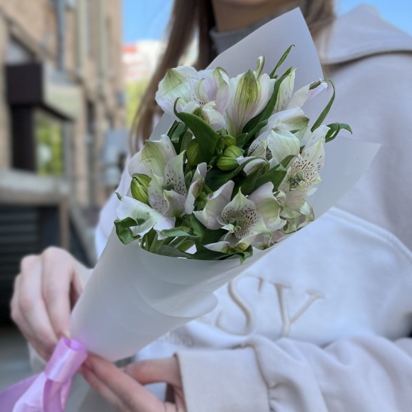 Букет из 3 бело-фиолетовых альстромерий