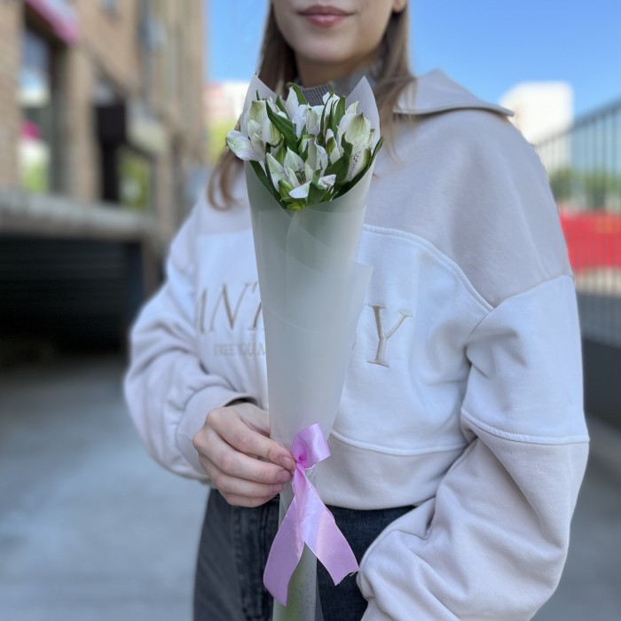 Букет из 3 бело-фиолетовых альстромерий