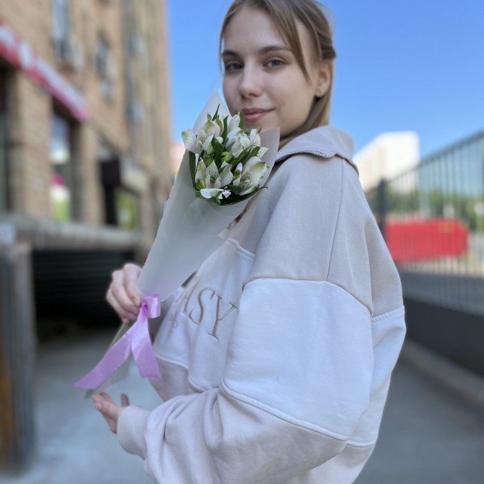 Букет из 3 бело-фиолетовых альстромерий