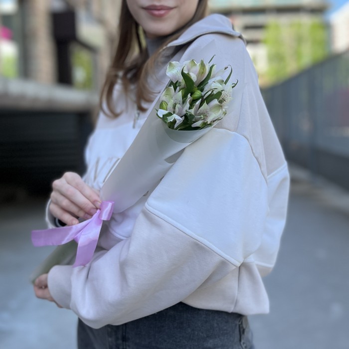 Букет из 3 бело-фиолетовых альстромерий