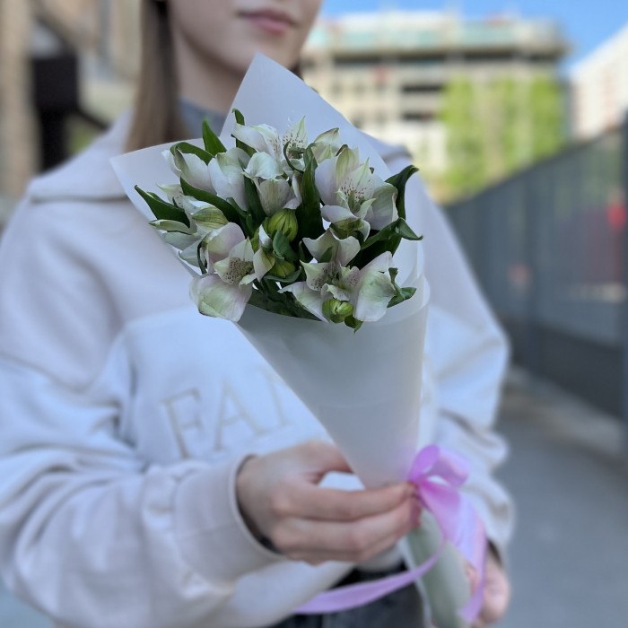 Букет из 3 бело-фиолетовых альстромерий