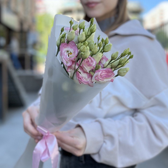 Букет из 3 махровых бело-розовых эустом