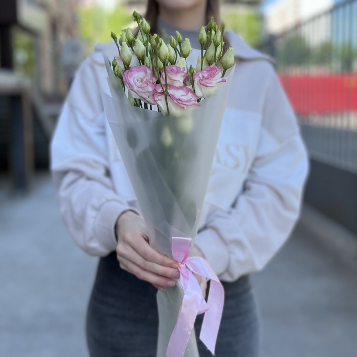 Букет из 3 махровых бело-розовых эустом