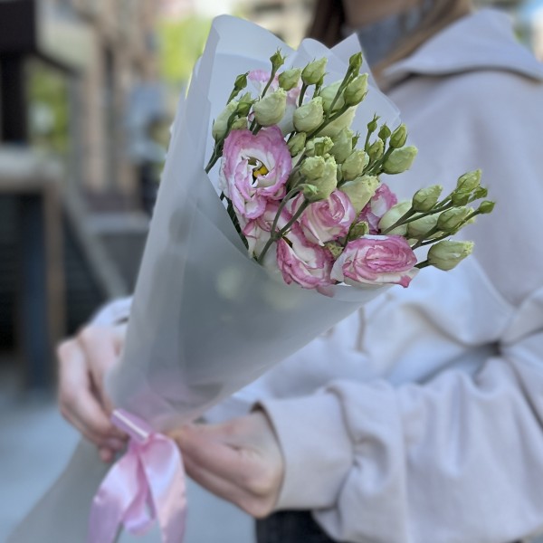 Букет из 3 махровых бело-розовых эустом