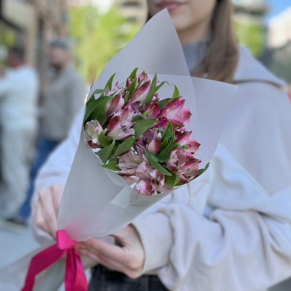 Букет из 3 малиновых альстромерий
