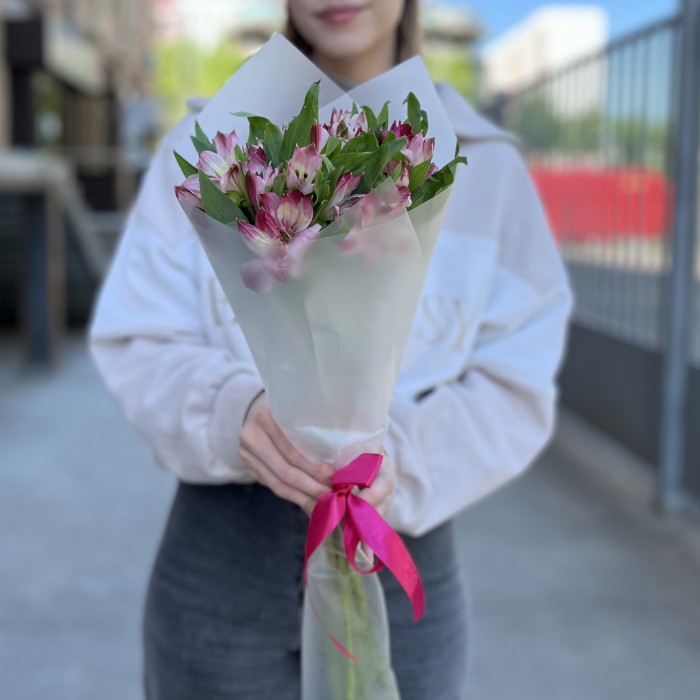 Букет из 5 малиновых альстромерий