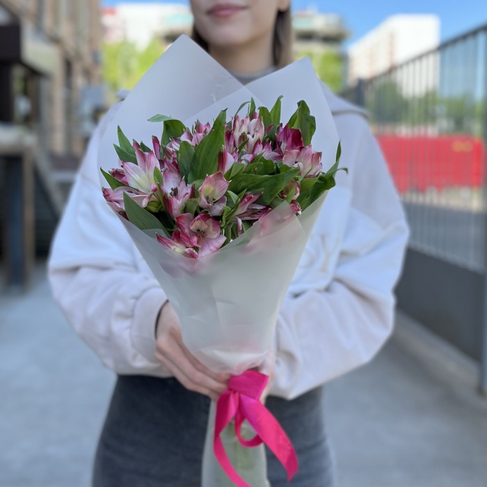 Букет из 5 малиновых альстромерий