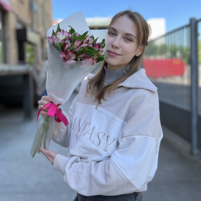 Букет из 5 малиновых альстромерий