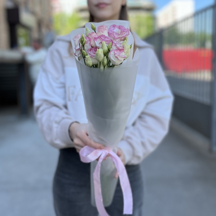 Букет из 5 махровых бело-розовых эустом