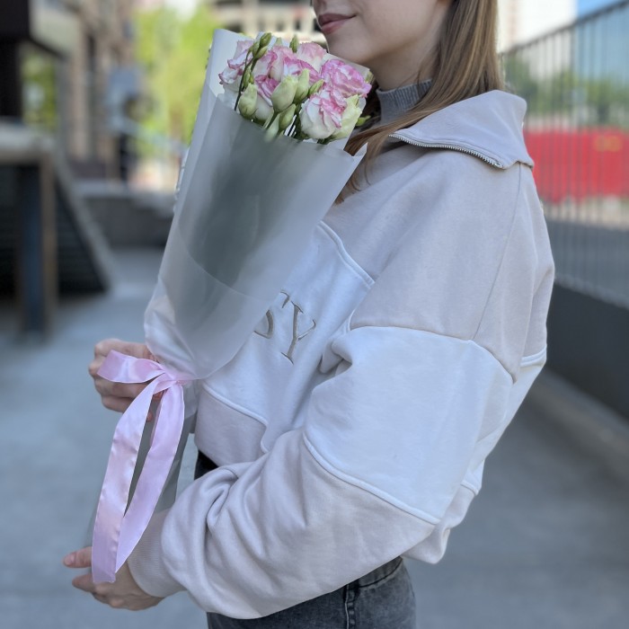 Букет из 5 махровых бело-розовых эустом