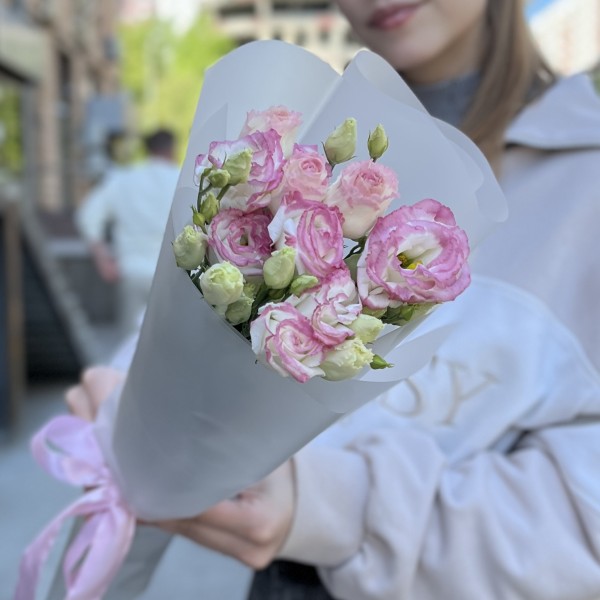 Букет из 5 махровых бело-розовых эустом