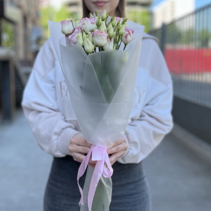 Букет из 7 махровых бело-розовых эустом