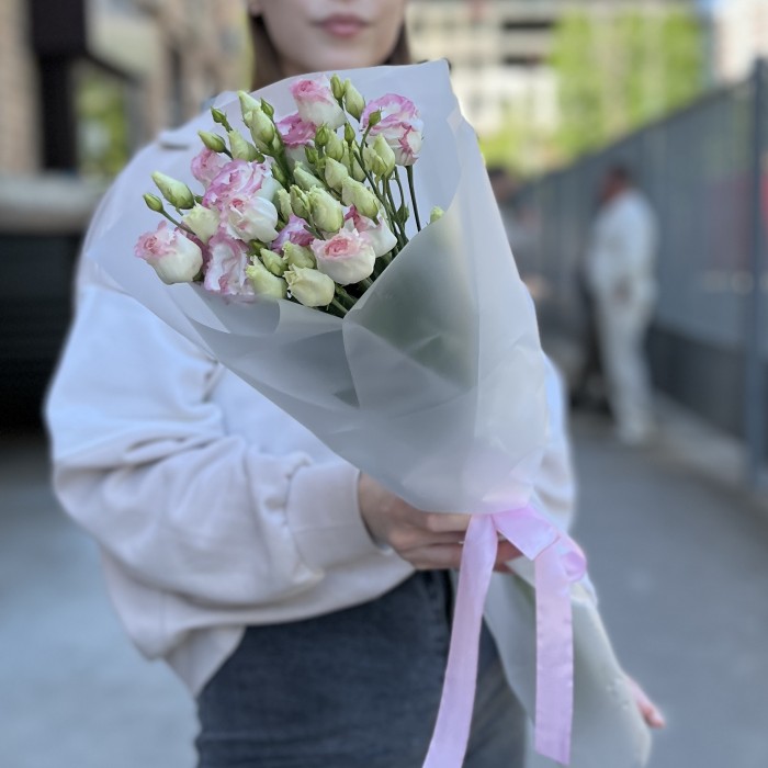 Букет из 7 махровых бело-розовых эустом