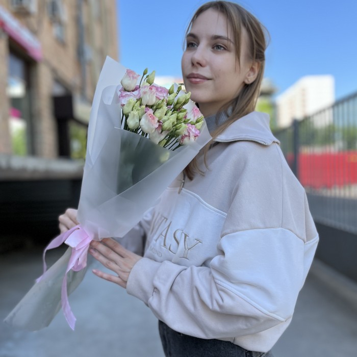 Букет из 7 махровых бело-розовых эустом