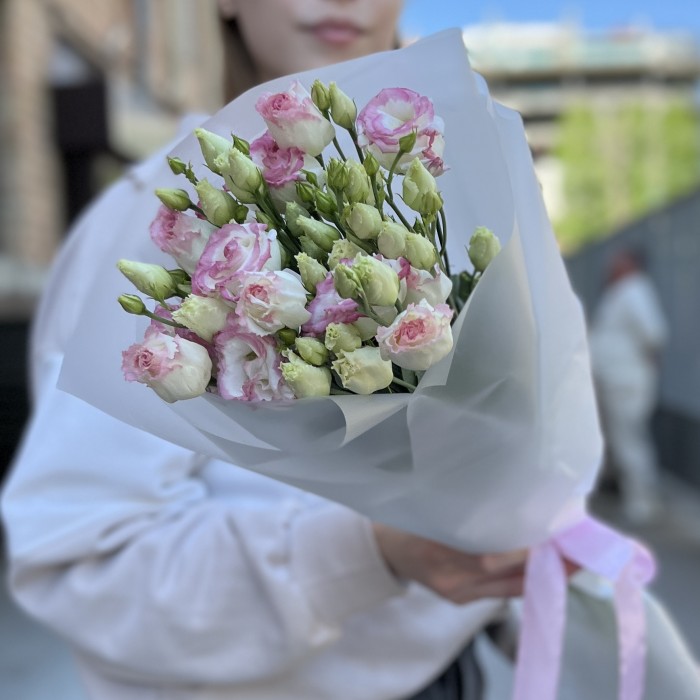 Букет из 7 махровых бело-розовых эустом